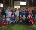 Bild: jr
37 Mädchen der sechsten Jahrgangsstufe der Mädchenrealschule Waldsassen besuchten jetzt den Mark'n-Hof in Groppenheim, im Rahmen des Pilotprojekts „Erlebnis Bauernhof“. Mit dabei war Christiana Enslein (links) vom Amt für Ernährung, Landwirtschaft und Forsten, sowie das Landwirtsehepaar Andreas und Christina Kunz (von rechts).