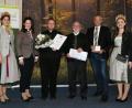 Bild: Angelika Warmuth/StMELF
"Vorbildliche Waldbewirtschaftung" : (von links) Waldkönigin Kerstin Seitz, Ministerin Michaela Kaniber, Eugen Thumann, Michael Graf, Markus Viehauser und Waldprinzessin Elisabeth Hegelberger.