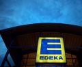 Symbolbild: Federico Gambarini/dpa
Eine Leuchtreklame weist auf einen Edeka-Markt hin.
