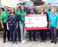 Bild: lep
Die Organisatoren des Spendenlaufes 2019 - das Jugendforum (links) und der Elternbeirat der Grund- und Mittelschule (rechts) - überreichen Michael Sporrer, dem Vorsitzenden des Vereins „Hilfe für Anja“, einen Scheck über 2700 Euro.