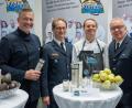 Bild: exb
Sulzbach-Rosenberg präsentiert den Shake in der Geschmacksrichtung Birne. Von links Sternekoch Alexander Herrmann, Bepo-Abteilungsleiter Ludwig Härtl, Küchenchef Thomas Kusikowski und der Präsident der Bereitschaftspolizei, Wolfgang Sommer.