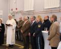 Bild: Thomas Dobler
Der katholische Pfarrvikar Klaus Oskar Lettner (weißer Habit) und die evangelische Pfarrerin Irene Friedrich (daneben) segneten die neue Rettungswache im Beisein von BRK-Kreisgeschäftsführer Otto Josef Langenhan (ganz links) und zahlreichen Rotkreuz-Funktionären und Ehrengästen.