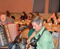 Bild: weu
Alfons Margraf (links) und Markus Lößl unterhielten die Gäste beim Weinabend im Mehrgenerationentreff mit handgemachter Musik.