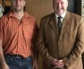 Bild: exb
Dieter Melzner von der Kripo Weiden (im Bild zusammen mit Vorsitzendem Klaus Schuster, rechts) sprach bei der Herbstversammlung des Obst- und Gartenbauvereins über Einbruchsschutz.