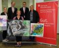 Bild: exb/Kunstbau Weiden
Hans-Jörg Schön und Alexander Brittinger (oben, von links) begrüßen die Künstler in der Sparkasse (unten, von links) Lucia Willaschek, Stefanie Stangl und Tom Branković.