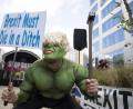 Bild: Virginia Mayo/AP/dpa
Auch eine Brexit-Hölle: Ein Demonstrant im Hulk-Kostüm nimmt Bezug auf Johnsons Hulk-Vergleich.