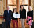 Bild: Rolf Poss/exb
Madita Kiener (Zweite von links) empfängt Glückwünsche von (von links) Albert Scharf, Ilse Aigner und Anna Stolz.