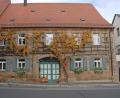 Bild: ow
Die neue Gestaltungsfibel für den Marktplatz von Neustadt am Kulm gibt einige Regeln vor. Fassadenbegrünungen, wie bereits bei einigen Häusern vorhanden, sind dabei erwünscht.