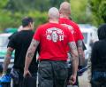 Bild: Lukas Schulze/dpa
Besucher eines Konzertes mit rechtsextremer Musik.