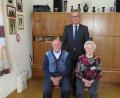 Bild: jzk
Herzliche Glückwünsche zur Diamantenen Hochzeit überbrachte Bürgermeister Werner Nickl (stehend) dem Jubelpaar Klara und Ludwig Schmid.