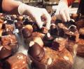 Bild: Lebkuchen Rosner
Die Lebkuchen und andere Süßwaren der Lebkuchenmanufaktur Rosner werden händisch dekoriert und verpackt.