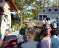 Bild: fnk
Kaplan Lucas Lobmeier feiert mit dem Erntedankgottesdienst vor der St.-Barbarakapelle seinen Einstand am Feuerhof.
