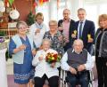 Bild: JOCHEN NEUMANN 
ERBENDORF
Agnes und Josef Ponnath (beide sitzend) feierten das seltene Fest der Gnadenhochzeit. Mit auf dem Bild ihre beiden Töchter Monika Zimmerer (links) und Rosa Kastner (dritte von links) sowie (von links) vom BRK-Seniorenwohn- und Pflegeheim Verwaltungsmitarbeiterin Rosi Weiß und Heimleiter Andreas Wöhrl sowie stellvertretender Landrat Roland Grillmeier und dritte Bürgermeisterin Sonja Heindl.