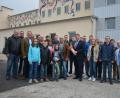 Bild: jr
Mitglieder des CSU-Ortsverbands, der Frauen-Union und der Jungen Union besichtigten die ehemalige Industriebrache an der Rotherstraße, wo einst die Porzellanfabrik Rieber und das Ziegelwerk Merkl ansässig waren. CSU-Ortsvorsitzender Stefan Grillmeier (mit Geschenk) dankte Josef Schuller (links neben ihm) für sein finanzielles und persönliches Engagement zur Neunutzung des Areals.