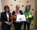 Bild: hir
Bei einem Elternabend schilderten die Gebietsleiterin Birgit Simmeth (rechts) und Rangerin Helene Seitz (Mitte) den Weg zur Naturparkt-Kita. Mit dieser Auszeichnung darf sich der Kindergarten St. Martin mit Krippe und Hort seit kurzem schmücken. Leiterin Gabi Schönberg (links) bedankte sich bei den Referentinnen mit einem Blumenpräsent.