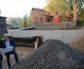 Bild: Portner
Martin Spörl (rechts) und Bastian Schürmann informieren beim Pressetermin über den Baufortschritt der JMC-Unterkunft am ehemaligen Schießstand. Für die Bühne wurden 32 Kubikmeter Beton vergossen.