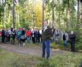 Bild: bsc
Waldbesitzer Eberhard Freiherr von Gemmingen-Hornberg (Mitte) gab bei der Exkursion des Vereins für Landschaftspflege und Artenschutz in Bayern einen Einblick in die Waldbewirtschaftung.