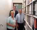 Bild: Peter Dotzler
Angela Geier (von links) wird künftig David Austermann im Gebenbacher Archiv unterstützen. Bürgermeister Peter Dotzler (rechts) freut sich darüber.