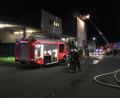 Bild: Gustl Beer
Die Einsatzkräfte löschen den Brand, der in einem Filterturm eines Unternehmens ausbrach.