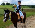 Bild: hä
Nele Zant (11) konnte mit ihrem Pony, der Welsh-B Stute Pina Colanda, schon einige Siege im Dressurreiten einfahren. In Mallersdorf belegte sie den ersten Platz im Finale des Verbandsjugendcups.