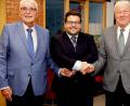 Bild: bkr
Zweiter Bürgermeister Josef Hecht (links) für die CSU und dritter Bürgermeister Eberhard Besold (rechts) für die Freie Wähler stellten Thomas Kaufmann (Mitte) als ihren gemeinsamen Kandidaten für den Posten des Immenreuther Rathauschefs vor.