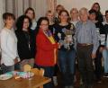 Bild: ld
Treffen der Familienbeauftragten in Brand: Bürgermeister Ludwig König (Mitte) drückte seine Freude über die Wahl des Ortes und über 15 Neubürger aus. Marianne Fütterer (Vierte von links) von der Koordinierenden Kinderschutzstelle (KoKi) überreichte Cirta Rosbach (Siebte von links) vom Jugendmedienzentrum T1 ein Geschenk für einen überzeugenden und hilfreichen Vortrag.