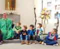 Bild: hai
Auf den Stufen zum Alter sprach Pfarrer Sven Grillmeier mit den Kindern über das Evangelium.