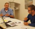 Bild: du
Architekt Rainer Pichl (links) erörterte mit Bürgermeister Ernst Lenk (rechts) und dem Gemeinderat die Sanierungsmöglichkeiten für die Mehrzweckhalle.