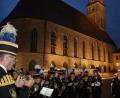 Bild: Wolfgang Steinbacher
Eine seiner leichtesten Übungen: Auch zu seiner aktiven Dienstzeit hat Alt-OB Wolfgang Dandorfer (rechts) gerne mal die Knappschaftskapelle dirigiert. Die Musiker spielten "Glück auf, der Steiger kommt", weil der ehemalige Oberbürgermeister seiner Stadt Amberg 24 Jahre lang "Glück auf" in vielfacher Hinsicht beschert hat.