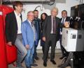 Bild: wro
Den roten Startknopf betätigten (von rechts) "Kofler Energies"-Geschäftsführer Rolf Naster und Landrat Wolfgang Lippert. Mit dabei waren auch (von links) der stellvertretende Schulleiter Thomas Metzler, Bürgermeister Toni Dutz, Hausmeister Roland Schüßler und die verantwortliche Projektleiterin Maren Toepel.