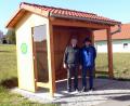 Bild: lep
Ein neues Buswartehaus in Burggrub wird künftig die Wartenden vor Wind und Regen schützen.