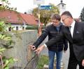 Bild: Thomas Sporrer 
Sowohl Bürgermeister Franz Stahl als auch Stadtbaumeister Andreas Ockl machen sich Gedanken über den zukünftigen Standort des 400 Jahre alten Gedenksteins. Bürgermeister Stahl möchte im Zuge der Neugestaltung des Geländes um das ehemalige Feuerwehrhaus einen neuen, angemessenen Platz für das älteste Tirschenreuther Original-Monument der Stadtgeschichte finden. Am Standort will er aber grob festhalten. „Der Stein bleibt bei der Brücke“ so Franz Stahl.