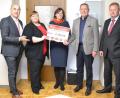 Bild: exb
Von links: Josef Pflaum, Vorstandsvorsitzender der Vereinigten Sparkassen, Eugenia Leipelt, Leiterin der Caritas-Sozialstation Auerbach, Bozena Schiepert, Geschäftsführerin des Caritasverbandes Bayreuth, Erster Bürgermeister Joachim Neuß und Thomas Neukam, Filialdirektor der Sparkassenfiliale Auerbach