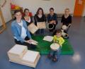 Bild: do
Der Kita-Förderverein ist für die Kindertagesstätte Speinshart eine äußert segensreiche Einrichtung, betont Kindergartenleiterin Waltraud Wagner (rechts) bei der Übergabe der Sachspenden im Wert von über 2000 Euro durch die Vorstandsmitglieder Nicole Roder, Tanja Schertler, Monika Meyer und Christine Hefner (von links)