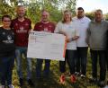 Bild: kro
Die „Bravehearts“ Wiesau übergaben an die BRK-Bereitschaft Wiesau eine Spende in Höhe von 325 Euro. Unser Bild zeigt von links Raphael Bayer, Andreas Hecht, Josef Bayer, Johanna und Fabian Krämer vom BRK sowie Jürgen Bergmann und Johannes Bisping.
