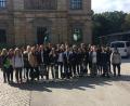 Bild: ffz
Klassenleiterin Beate Seitz (hinten links) und ihre 9e entdeckten viele Sehenswürdigkeiten, die die Stadt Bayreuth zu bieten hat.