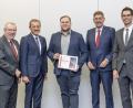 Bild: Uwe Moosburger
Jürgen Kilger von der Handwerkskammer Regensburg, E.ON Geschäftsführer Otmar Zisler, Preisträger Kristof Schönberger, Dr. Georg Haber von der Handwerkskammer Regensburg sowie Markus Leczycki von E.ON (von links).