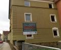 Bild: Ibl
Mit zwei Plakaten beteiligt sich die Baugenossenschaft Familienheim an der bundesweiten Image-Kampagne der Verbände der Wohnungswirtschaft. Beide hängen an der Fassade des „Schweigerblocks“, dessen Sanierung in weinigen Wochen beginnt. Auf den Weg dorthin sind allerdings noch bürokratischen Hürden zu überwinden.