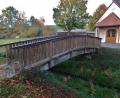Bild: br
Die Auftrittsbohlen der Holzbrücke über den „Reuthigraben“ im Ortsteil Reuth sollen im kommenden Jahr durch neue ersetzt werden.