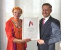 Bild: Rainer Markgraf Stiftung/exb
Irene Markgraf überreicht die Ernennungsurkunde an Tobias Reiß.
