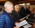 Bild: hai
Der Ramlesreuther Viergesang, August Hofmann (zweiter Tenor) aus Mockersdorf, Ludwig Biersack (erster Tenor) und Oswald Kopp (Bass, beide Ramlesreuth) sowie Wolfgang Horn (Sopran, von links) aus Plössen, bereicherten den Gottesdienst mit ihren Stimmen.