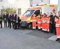 Bild: hcz
BRK-Kreisverbands- Vorsitzender Simon Wittmann hält eine Festrede zur Einweihung des neuen Rettungswagens. Rechts im Bild sind die in der Wache Süd beschäftigten Rettungsassistenten und -sanitäter.