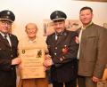 Bild: bey
Martin Völkl, Vorsitzender der Feuerwehr Burkhardsrieth (links)und Kommandant Herbert Lindner (Zweiter von rechts) überreichen Johann Dangrieß für seine 70-jährige Treue zur Wehr eine Ehrenurkunde. Pleysteiner Bürgermeister Rainer Rewitzer (rechts) gratuliert.