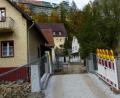 Bild: jp
Das Pfistermühlbrückerl über den Triebwerkskanal ist fertig- die Sanierung und der Weiterbau der Verbindung zur Hohenburger Straße gestalten sich schwierig.
Wasser und Versorgungsleitungen entlang der Häuser verzögern die Bauarbeiten.