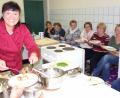 Bild: fjo
Hauswirtschaftmeisterin Monika Schnupfhagn (stehend) zieht zum Kochabend der Siedlergemeinschaft Interessentinnen aus dem gesamten Altlandkreis nach Waidhaus an.