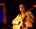 Bild: Kunz
LInks der Eiffelturm, rechts ein ausgehöhlter Kürbis: Herve Glatigny singt Chansons von Georges Brassens.