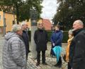 Bild: sei
Die Manteler Sozialdemokraten informieren sich bei einem Rundgang in Luhe über die Umsetzung der Ortserneuerung.