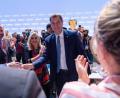 Bild: Peter Kneffel/dpa
Parteifreunde gratulieren Markus Söder zur Wiederwahl.