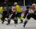 Bild: Andreas Brückmann
Daniel Krieger (Dritter von links), der die 1:0-Führung erzielte und nach dem Spiel zum „wichtigsten Spieler“ des ERSC Amberg gewählt wurde, wartet auf den Pass von Felix Köbele. Der bereitete beim 4:1-Sieg am Freitagabend gegen den ESV Waldkirchen drei Treffer vor.