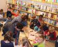 Bild: rpp
Die Kinder waren bei der Herbstaktion der Bücherei mit viel Eifer beim Basteln, Spielen und Bilderbuch anschauen dabei.